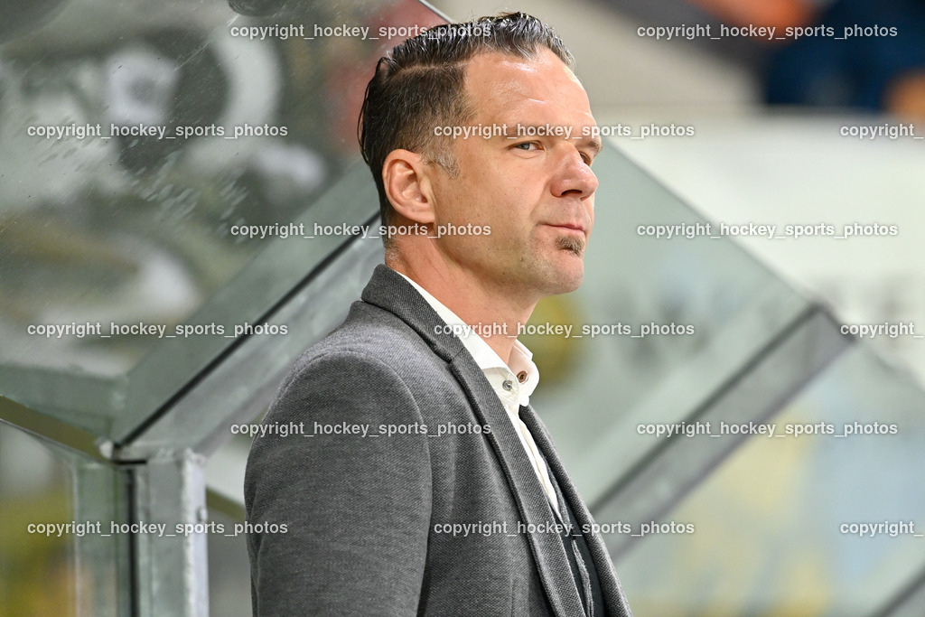 EK Zeller Eisbären vs. HDD Jesenice 1.10.2022 | Headcoach HDD Jesenice GABER Clavie