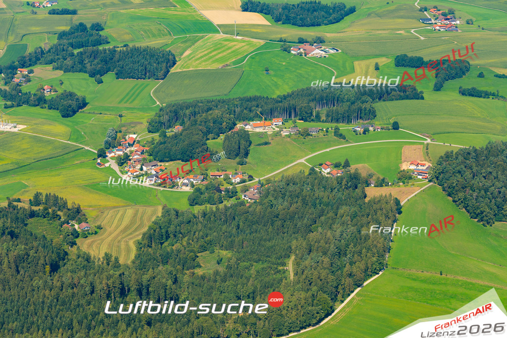 Das Luftbild zeigt : Waldberg Reischach - Die Luftaufnahme wurde 2024 vom UL-Flugzeug aus erstellt ( keine Drohne ) - Hochauflösende Luftaufnahme - Für grossformatige Ausdrucke geeignet. Die Geschenkidee !Mit Lizenz und Bildrechte bestellbar