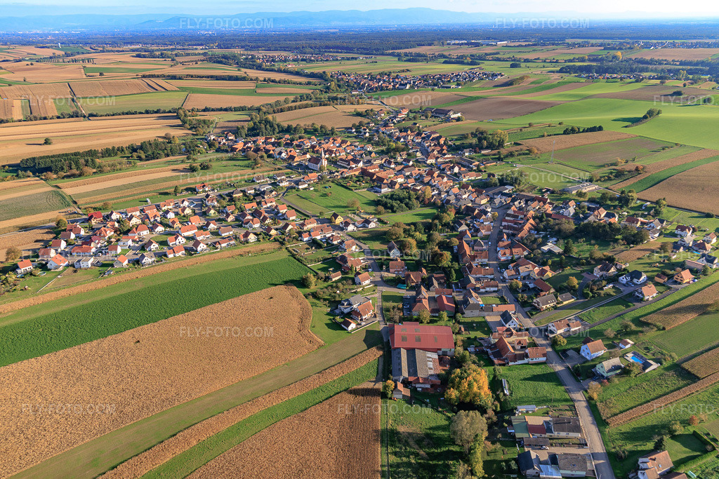 Aerial view: View of the town from the north in Aschbach in the state Bas-Rhin, France. – Photo: IMG_150136.jpg taken on 10/11/2025 by Werner Riehm/FLY-FOTO.com – Resolution of the original: 5882 x 3921 px