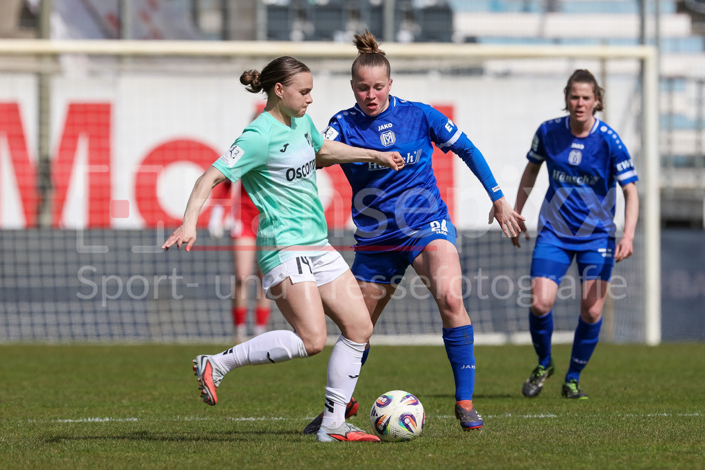 Fussball, 2. Frauen-Bundesliga, SV Meppen - SC Sand | v.li.: Emily Yaple (SC Sand, 14) und Lilly Bartke (SV Meppen, 24) im Zweikampf, Duell, Dynamik, Aktion, Action, Spielszene, DIE DFB-RICHTLINIEN UNTERSAGEN JEGLICHE NUTZUNG VON FOTOS ALS SEQUENZBILDER UND/ODER VIDEOÄHNLICHE FOTOSTRECKEN. DFB REGULATIONS PROHIBIT ANY USE OF PHOTOGRAPHS AS IMAGE SEQUENCES AND/OR QUASI-VIDEO.