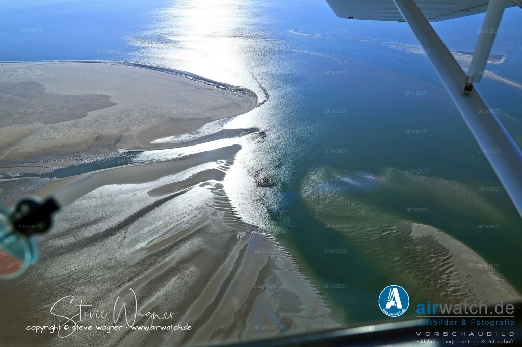 Luftbilder Sandbänke Norderoogsand, Japsand, Süderoogsand | Auf Süderoogsand liegt eine Mischung aus Sand und Schlick, da sich hier Schwebstoffe aus dem Meer ansammeln. Die Sandbank besteht hauptsächlich aus Kalziumkarbonat, Quarz und organischen Stoffen, die durch die Gezeiten von der Küste ins Wattenmeer transportiert und dort abgelagert werden. 
