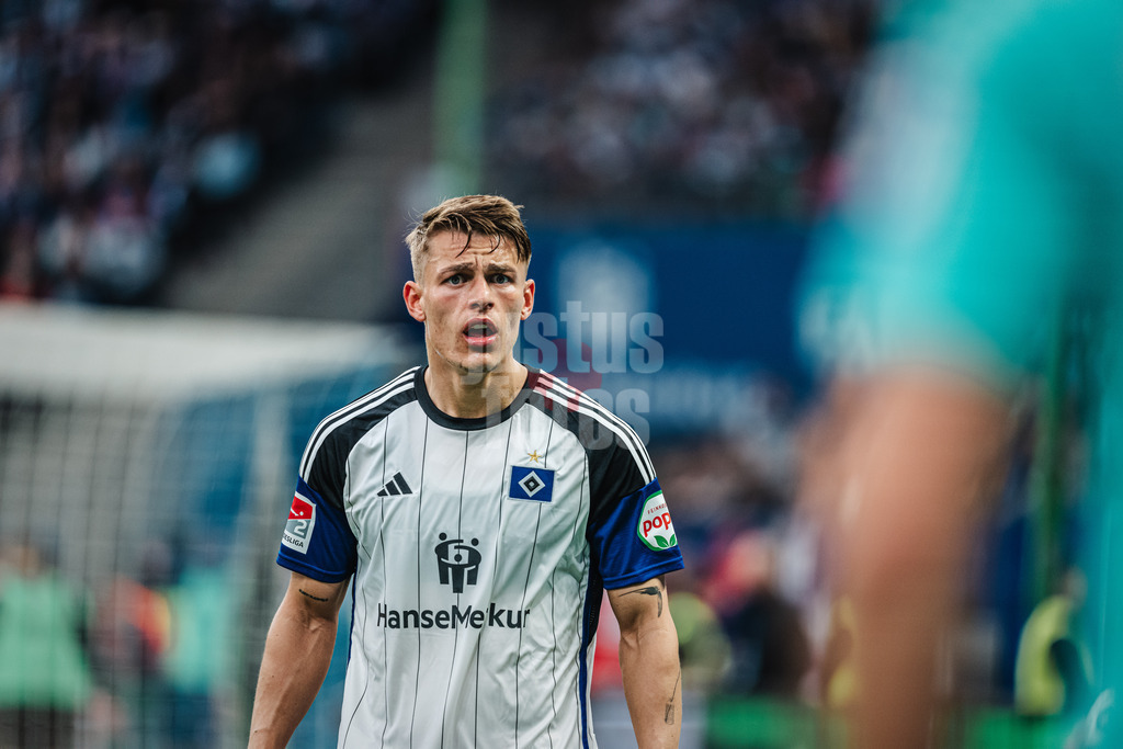Fußball | Männer | Saison 2023/2024 | 2. Fußball-Bundesliga | 32. Spieltag | Hamburger SV vs. FC St. Pauli  | 03.05.2024 | Miro Muheim (#28, HSV) guckt ungläubig