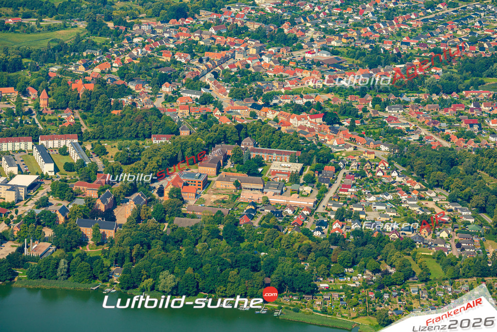Stadt Neukloster von Oben- Die Luftaufnahme wurde 2025 vom UL-Flugzeug heraus erstellt ( keine Drohnenaufnahme ) - Hochauflösende Luftaufnahme - für Wandbilder und großformatige Ausdrucke geeignet. Das besondere Geschenk!Hier alle&nbsp;Infos zur Lizenzierung der LuftaufnahmeWir fliegen auch dieses Jahr wieder in Ihre Region um Luftbilder zu erstellen.- Luftbild anfragen