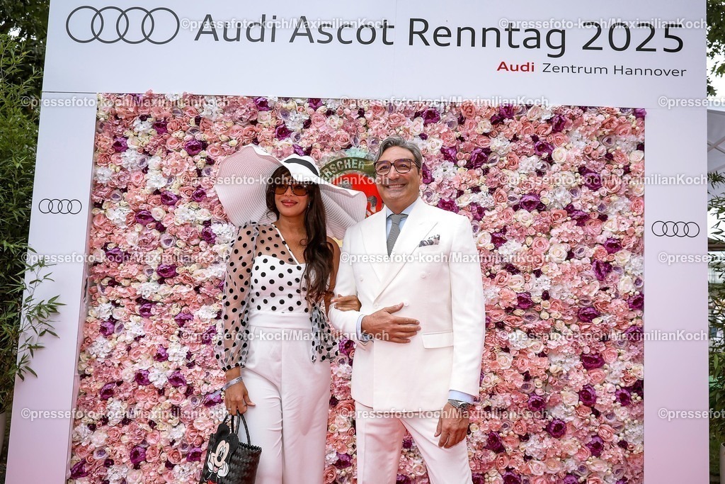 HanPromi24082500004 | 2025.08.24, Promis beim Audi-Ascot-Renntag auf der Galopprennbahn Neue Bult in Hannover. Die Gäste genießen die elegante Atmosphäre beim Pferderennen. Mousse T. (Musikproduzent) zusammen mit Freundin und Moderatorin Khadra Sufi (links)