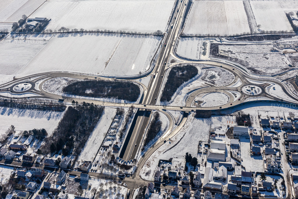 Luftbild: Winterluftbild im Schnee Autobahnausfahrt Landau Zentrum im Ortsteil Queichheim in Landau im Bundesland Rheinland-Pfalz in Deutschland. Foto: IMG_124706.jpg vom 11.02.2021 durch Werner Riehm/FLY-FOTO.de