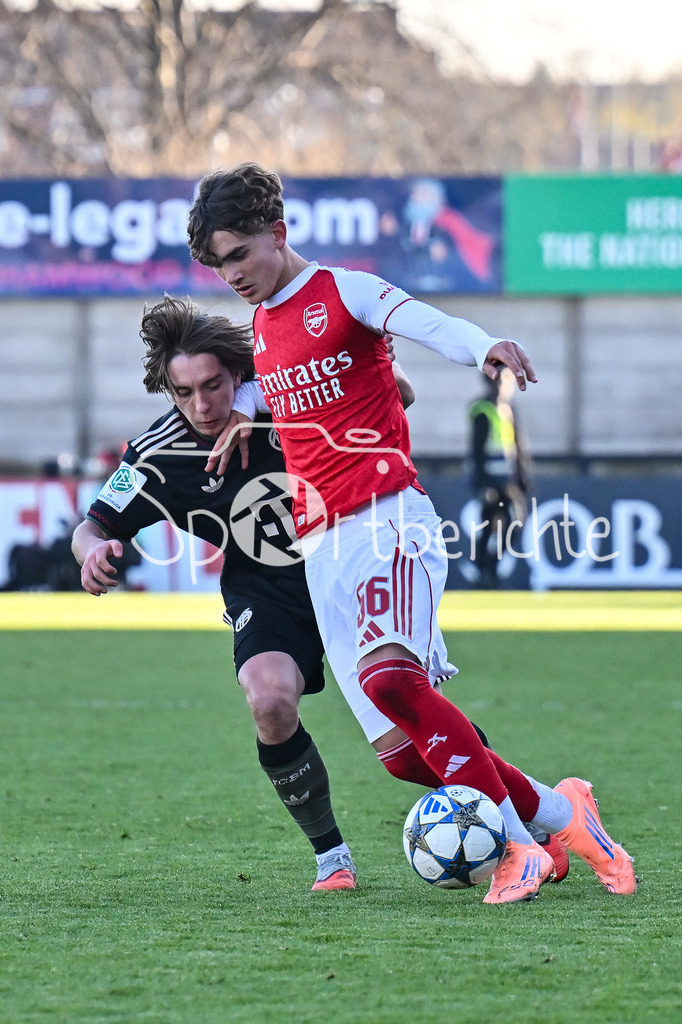 Arsenal London U19 - FC Bayern München U19 | BOREHAMWOOD, ENGLAND - 26. NOVEMBER: im Duell Bohdan OLYCHENKO (FC Bayern München U19 11) und Max DOWMAN (Arsenal FC U19 56) beim Ligaspiel zwischen der U19 von Arsenal London und der U19 des FC Bayern München am 5. Spieltag der UEFA Youth League im Meadow Park am 26.11.2025