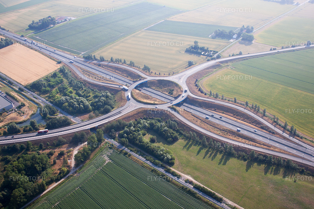 Vue aérienne: Tracé de l'itinéraire et des voies le long de l'autoroute - sortie et entrée de l'autoroute française E40 vers le port de ferry de Dunkerque à Craywick dans le département Nord, France. Photo: IMG_58973.jpg prise le 22/07/2013 par Werner Riehm/FLY-FOTO.euRésolution de l'original: 4752 x 3168 px