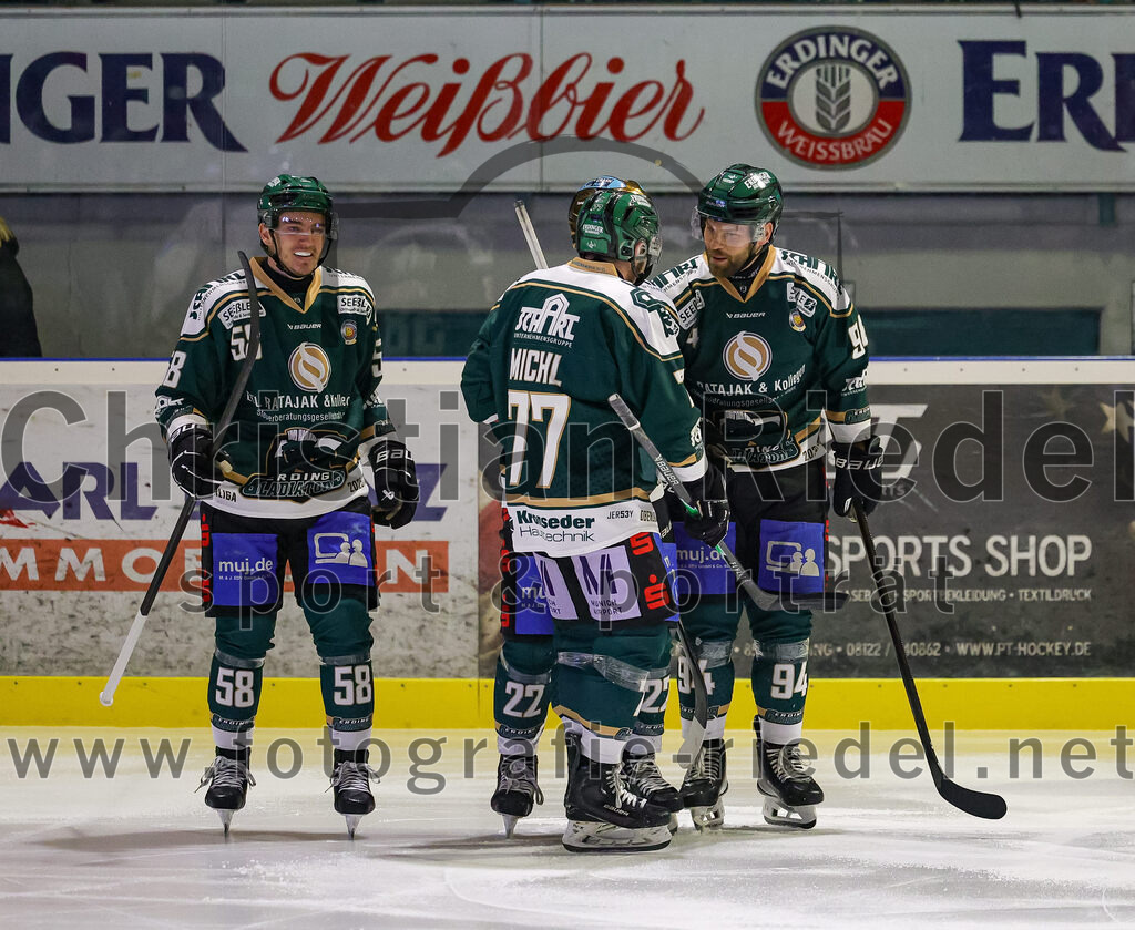 2026-01-23_062_TSV_Erding_gegen_SC_Riessersee | Erding, Deutschland, 23.01.2026:Eishockey, Oberliga Süd 2025 / 2026, 40. Spieltag, TSV Erding gegen SC Riessersee, Endergebnis: 6:5 n.V.Paul Pfenninger (Erding Gladiators, #58), Philipp Michl (Erding Gladiators, #77), Markus Eberhardt (Erding Gladiators, #94)Foto: Christian Riedel / fotografie-riedel.net