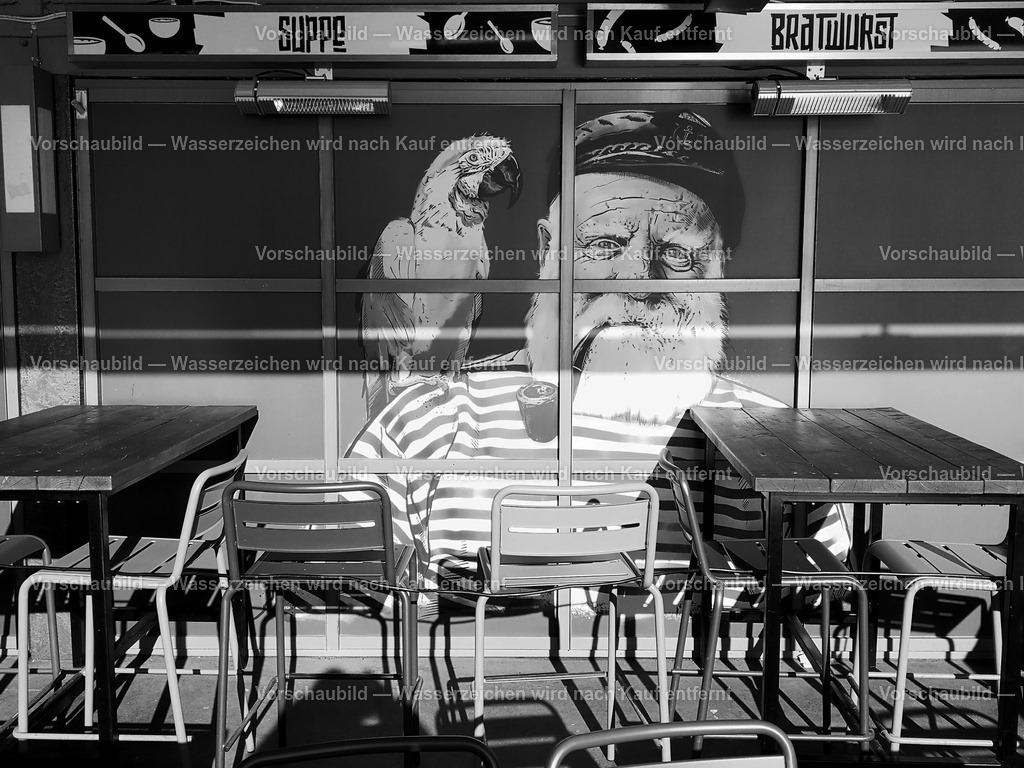 Hamburg Landungsbrücken | online Fotogalerie mit schwarz-weiß Fotografien und Shop für zeitlose  Poster und Leinwände in stilvollem schwarz weiß  - Realisiert mit Pictrs.com