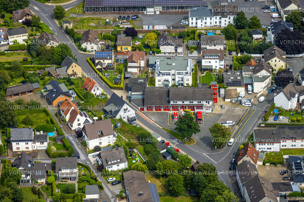 Wickede240711553 | Luftbild, Freiwillige Feuerwehr Wickede mit Feuerwehr Einsatzwagen, roter Feuerwehrturm, Wohngebiet Oststraße, Wickede, Soester Börde, Nordrhein-Westfalen, Deutschland