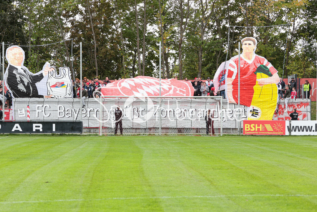 TSV Aubstadt - FC Bayern Amateure | Die Amateure Fans zeigen eine Choreo zu Beginn der Partie in Aubstadt / Pyro