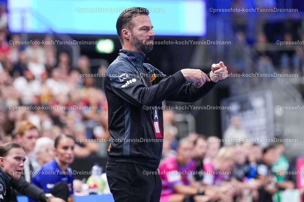 xydrx21092501043 | 21.09.2025, xydrx, Handball, Frauen Länderspiel, Deutschland - Niederlande, YAILA Arena: Henrik Signell (Cheftrainer NED) gestikulierend