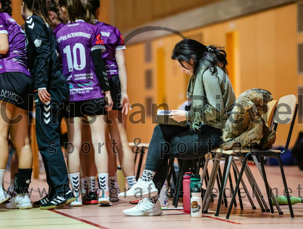 2023-12-17_081_SpVgg_Altenerding_II_gegen_HF_Scheyern | Erding, Deutschland, 17.12.2023:
Handball, Bezirksliga Frauen Altbayern 2023 / 2024, 9. Spieltag, SpVgg Altenerding II gegen HF Scheyern, Endergebnis: 22:26

Trainerin Julia Kübelsbeck (SpVgg Altenerding)

Foto: Christian Riedel / fotografie-riedel.net