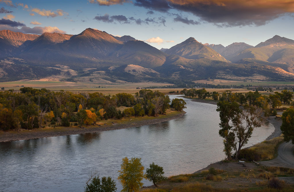 usa-2014-393 | Der Yellowstone River bei Mallard's Rest im Paradise Valley nördlich vom Yellowstone Nationalpark. Der Yellowstone River ist 1.114 Kilometer lang und fließt durch den Westen der Vereinigten Staaten. - Realisiert mit Pictrs.com