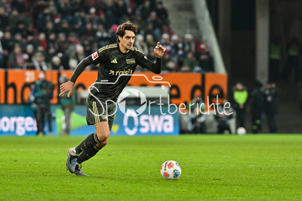 FC Augsburg - 1. FC Union Berlin | AUGSBURG, GERMANY - 15. JANUARY: am Ball Diogo LEITE (Union Berlin 4) / Einzelfoto / Freisteller während dem Bundesligamatch zwischen dem FC Augsburg und dem 1. FC Union Berlin am 17. Spieltag in der WWK-Arena / DFL REGULATIONS PROHIBIT ANY USE OF PHOTOGRAPHS AS IMAGE SEQUENCES AND/OR QUASI-VIDEO