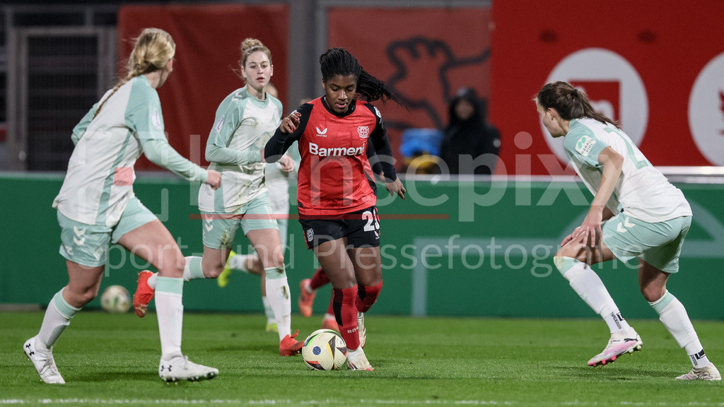 Fussball, DFB-Pokal Frauen, Bayer 04 Leverkusen - SV Werder Bremen | v.li.: Delice Boboy (Bayer 04 Leverkusen, 23) am Ball, Einzelbild, Ganzkörper, Aktion, Action, Spielszene, DIE DFB-RICHTLINIEN UNTERSAGEN JEGLICHE NUTZUNG VON FOTOS ALS SEQUENZBILDER UND/ODER VIDEOÄHNLICHE FOTOSTRECKEN. DFB REGULATIONS PROHIBIT ANY USE OF PHOTOGRAPHS AS IMAGE SEQUENCES AND/OR QUASI-VIDEO.