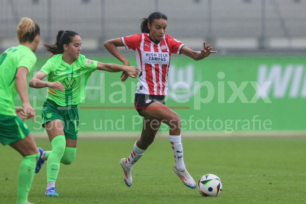 Fussball, Testspiel Frauen, VfL Wolfsburg - PSV Eindhoven | v.li.: Nuria Rabano (VfL Wolfsburg, 14) und Nina Nijstad (PSV Eindhoven, 20) im Zweikampf, Duell, Dynamik, Aktion, Action, Spielszene