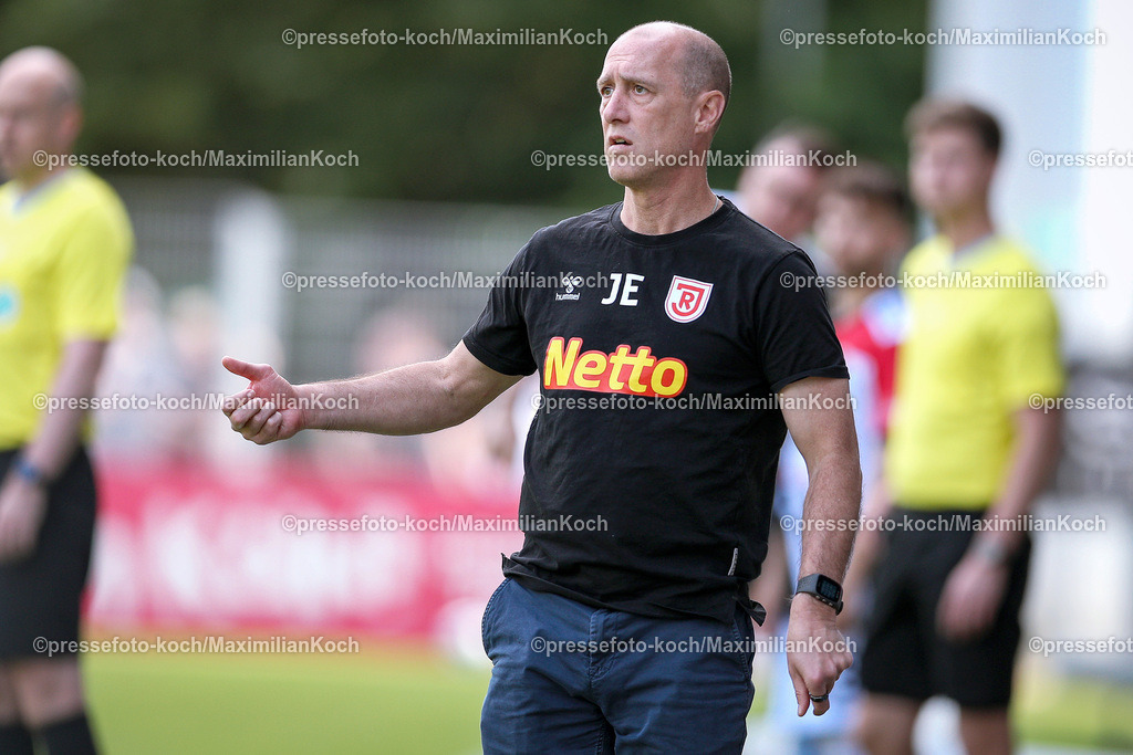 Koe3Liga11052402085 | 11.05.2024, Köln, Fußball, bwin 3. Liga Herren, Sportpark Höhenberg, 37. Spieltag, Saison 2023 2024, FC Viktoria Köln – Jahn Regensburg: Trainer Joe Enochs (Jahn Regensburg) steht gestikulierend am Spielfeldrand. 
DFB regulations prohibit any use of photographs as image sequences and or quasi-video.