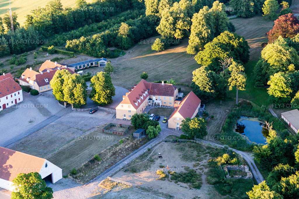 Aerial view: Klintholm Mon (DK), Klintholm Gods in Borre in the state Zealand, Denmark. – Photo: IMG_108729.jpg taken on 07/04/2018 by Werner Riehm/FLY-FOTO.com – Resolution of the original: 5472 x 3648 px