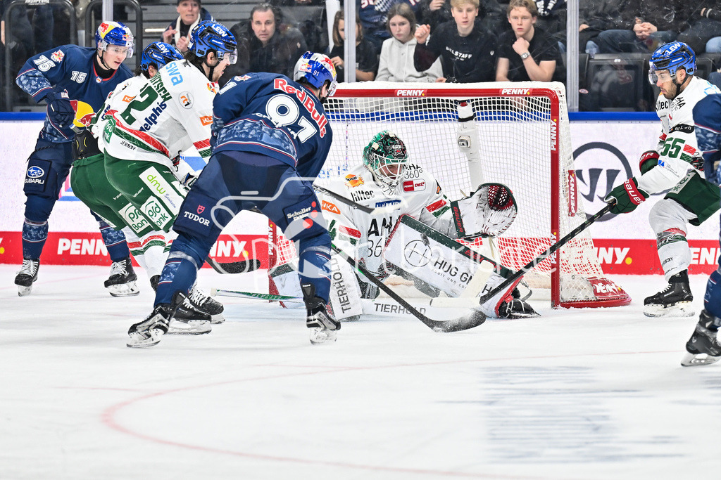 EHC RB München - Augsburger Panther | MUNICH, GERMANY - 30. DECEMBER: in dieser Szene bringt Jeremy McKENNA (RB München 91) den Puck nicht an Michael GARTEIG (Augsburger Panther 34 vorbei während dem Match zwischen dem EHC Red Bull München und den Augsburger Panthern am 34. Spieltag der Penny DEL im SAP Garden