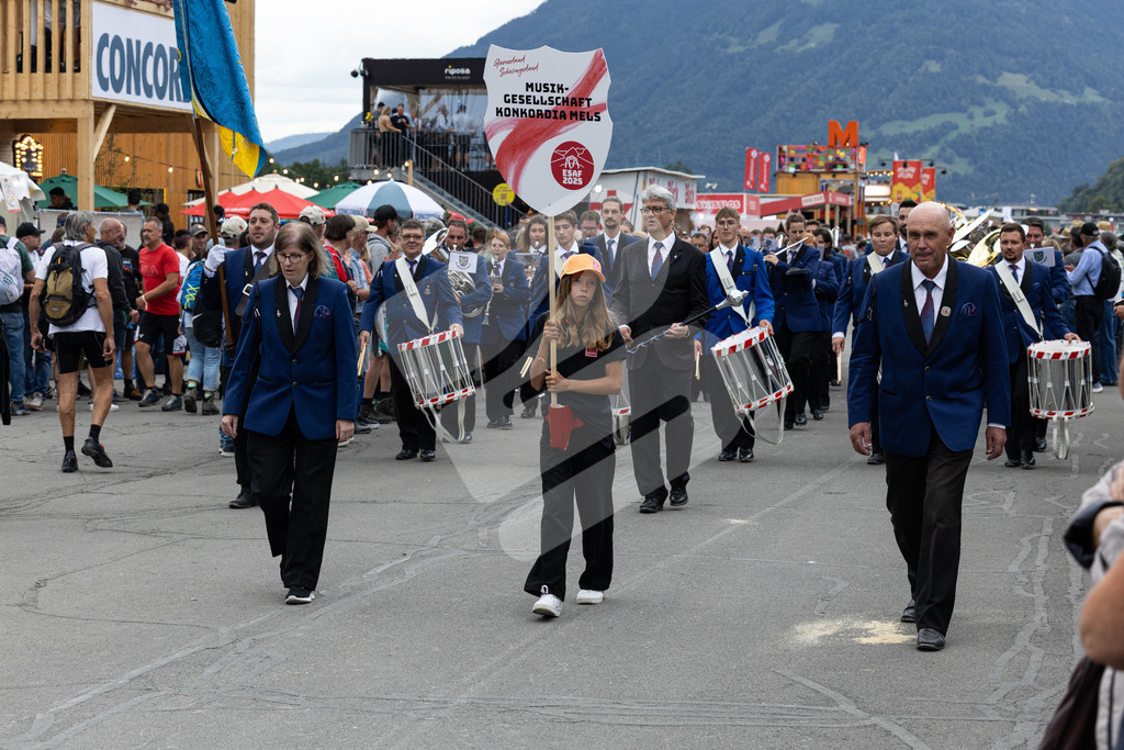 ESAF2025_Freitag_4134 | Die Schwinger des Schwyzer Kantonalen Schwingerverbandes: Fotos, die Dynamik und Leidenschaft festhalten, sowie emotionale Momente aus dem traditionellen Schwingsport zeigen. - Realisiert mit Pictrs.com