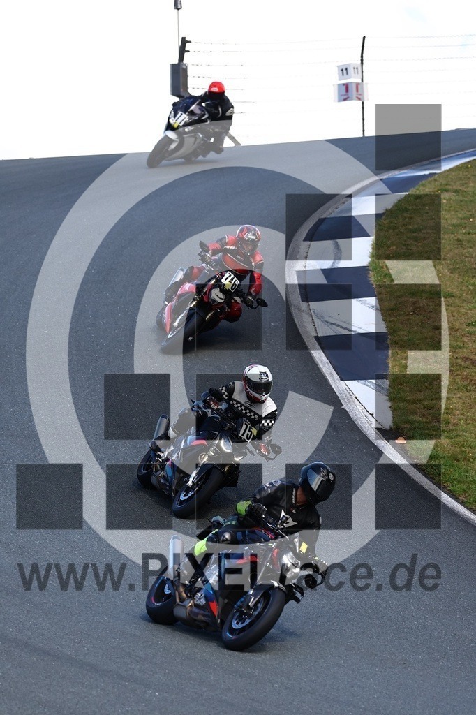 0076-20250915_01740 | Schöne Erinnerungen an spannende Momente - das festzuhalten ist unser Job. PIXELrace.de ist seit 2003 auf den Rennstrecken Europas unterwegs um die Action draußen beim Fahren und die wunderbare Stimmung imm Fahrerlager für euch einzufangen.