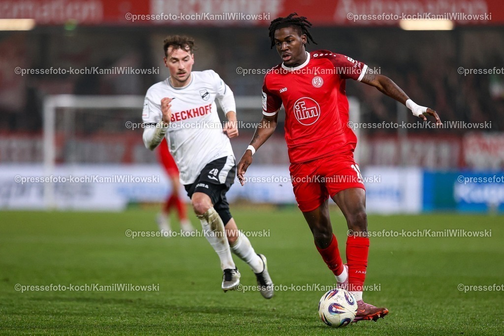 xKWIx13122501031 | 13.12.2025, xKWIx, Fußball, 3. Liga, SC Verl - Rot-Weiss Essen, SPORTCLUB Arena: Yari Otto (SC Verl #28) im Zweikampf gegen Franci Bouebari (Rot-Weiss Essen #19) Photo: xKamilxWilkowskixPressefotoKochx