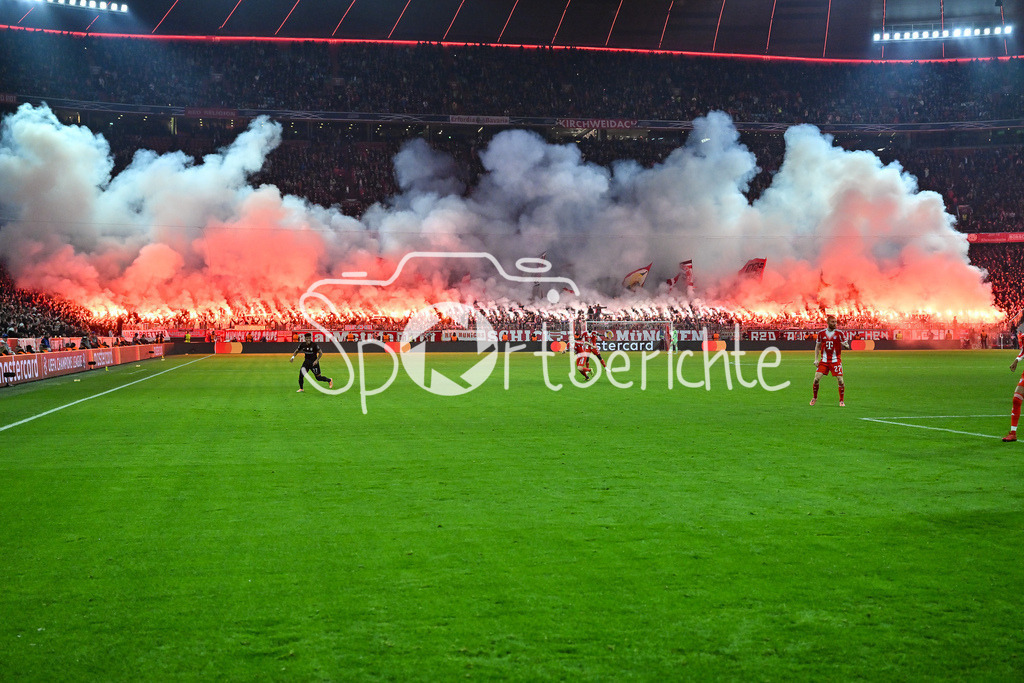 FC Bayern München - Sporting Lissabon | MUNICH, GERMANY - 09. DECEMBER: Fans der Bayern zünden zu Beginn der zweiten Halbzeit Pyrotechnik / Pyro / Ultras während dem Match zwischen dem FC Bayern München und Sporting Lissabon am 6. Spieltag der UEFA Champions League Ligaphase in der Allianz Arena