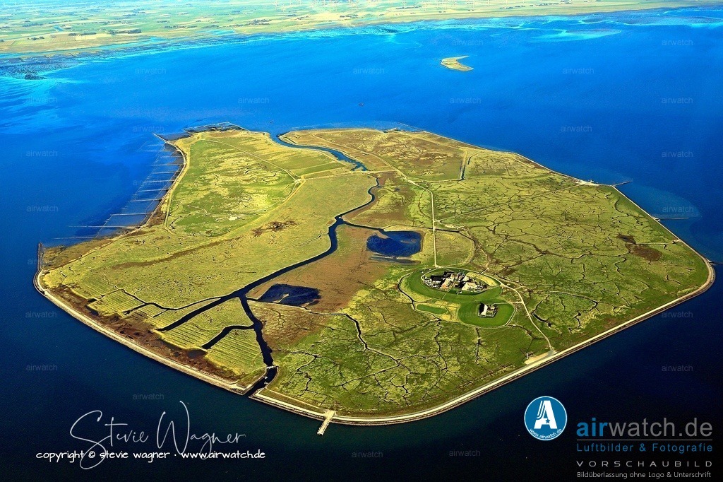 Luftbild Hallig Groede - Im 19. Jahrhundert wurde Gröde von mehreren verheerenden Sturmfluten heimgesucht | Im 19. Jahrhundert wurde Gröde von mehreren verheerenden Sturmfluten heimgesucht – besonders die Flut von 1825 zerstörte Häuser und warf die Bevölkerung von 90 auf rund 45 Menschen zurück. Die Sturmfluten von 1962 und 1976 verursachten erneut erhebliche Schäden an Gebäuden und Warften, ohne dass Menschen zu Schaden kamen.