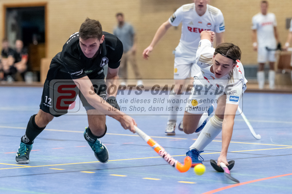 SFE_20240106_0030 | Neuss, Deutschland, 06.01.2024: Vitali Shevchuk (SW Neuss), Justus Warweg (Rot-Weiss Köln) in Aktion waehrend des Spiels der Halle 1. Bundesliga Herren zwischen SW Neuss vs Rot-Weiss Köln im Stadionhalle (SW Neuss) am 06.01.2024 in Neuss, Deutschland. (Foto von Stephan Fehrmann)

Neuss, Germany, 06.01.2024: Vitali Shevchuk (SW Neuss), Justus Warweg (Rot-Weiss Köln) in action during the game of Halle 1. Bundesliga Herren between SW Neuss vs Rot-Weiss Köln in Stadionhalle (SW Neuss) at 06.01.2024 in Neuss, Deutschland. (Foto von Stephan Fehrmann)