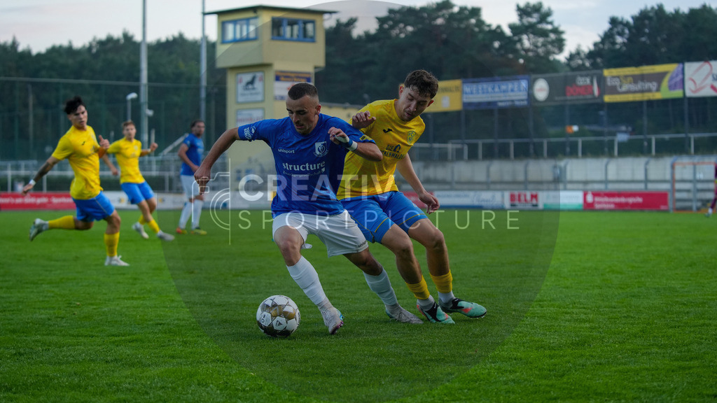 Fußball, Herren, Saison 2025/2026, Regionalliga Nordost, 6. Spieltag, FSV 63 Luckenwalde vs. VSG Altglienicke, Freitag 29.08.2025, Werner-Seelenbinder-Stadion Luckenwalde, | Fußball, Herren, Saison 2025/2026, Regionalliga Nordost, 6. Spieltag, FSV 63 Luckenwalde vs. VSG Altglienicke, Freitag 29.08.2025, Werner-Seelenbinder-Stadion Luckenwalde, Im Bild: Domenik Schickersinsky (l. Altglienicke) und Sofiene Jannene (r. Luckenwalde) - Realisiert mit Pictrs.com