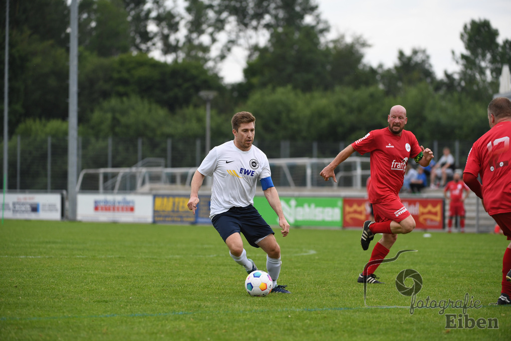 SV Brake Ü40-BW Bümmerstede (Ü40) | Kreispokal Finale Jade-Weser-Hunte Ü40; SV Brake Ü40 (rot)-BW Bümmerstede Ü40 (weiß) am 15.06.2025 in Rastede (Sportanlage Köttersweg), Photo: Philip Eiben 2025 - Realisiert mit Pictrs.com