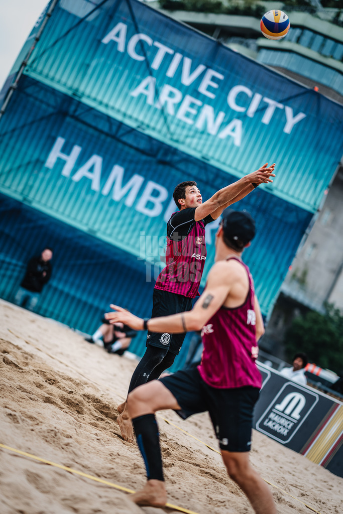 Beachvolleyball | Männer | Queen and King of the Court | Hamburg | 02.06.2024 | Sven Winter nimmt den Ball an