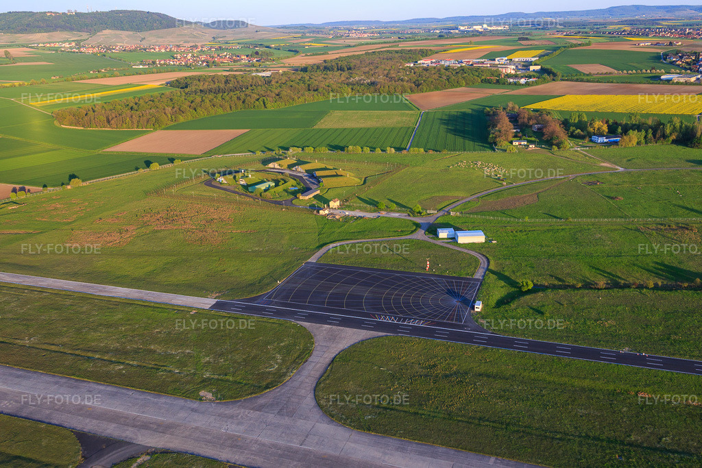 Luftbild: Runway des Flugplatz Kitzingen - EDGY im Ortsteil Hoheim in Kitzingen im Bundesland Bayern in Deutschland. Foto: IMG_088072.jpg vom 06.05.2016 durch Werner Riehm/FLY-FOTO.deLSC Kitzingen | Luftsport im Maindreieck
