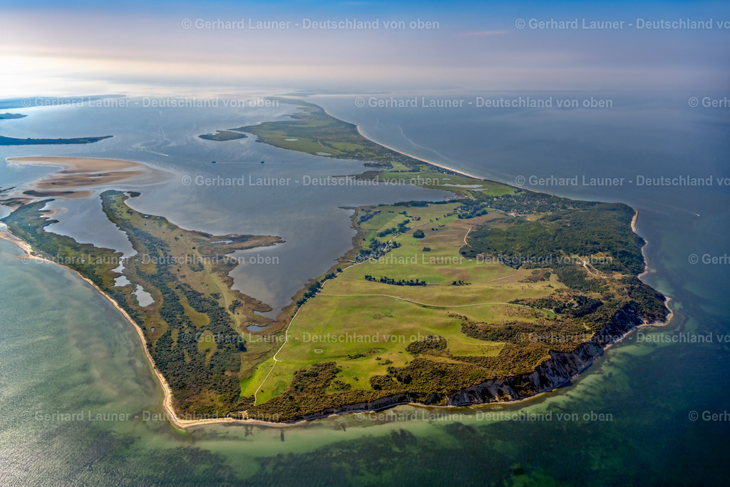 4061529 | INSEL HIDDENSEE 08.09.2021 Küsten- Landschaft an der felsigen Steilküste - Dornbusch der Insel Hiddensee im Bundesland Mecklenburg-Vorpommern. // Coastline at the rocky cliffs of the island Hiddensee in the state Mecklenburg - Western Pomerania. Foto: Gerhard Launer