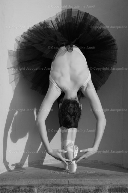 Ballerina_sw | Fotografie Photography Dresden Photoshooting  Fotoshooting Fotografin Dresdencity Bilder  Foto Dresdenvideos Kalender Postkarten Bilderdownload Portrait Hochzeitsfotografie Familienfotos Bewerbungsbilder Studiofotografie Fotograf Dresdenbilder Business - Realisiert mit Pictrs.com