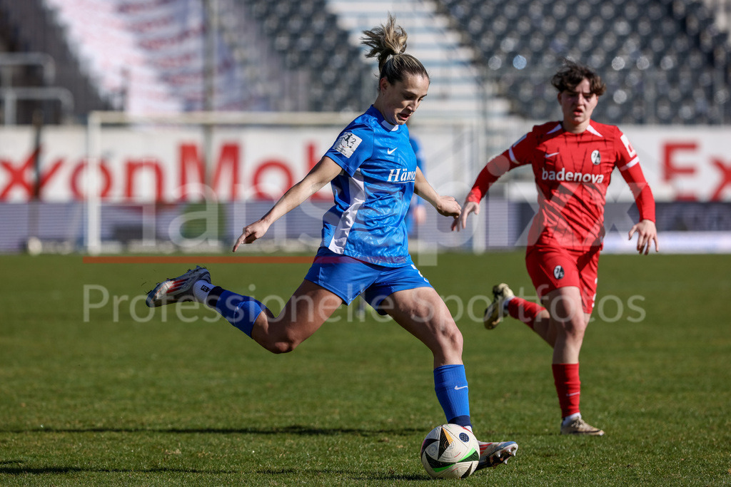 Fussball, 2. Frauen-Bundesliga, SV Meppen - SC Freiburg II | v.li.: Jeske Steenwijk (SV Meppen, 2) am Ball, Einzelbild, Ganzkörper, Aktion, Action, Spielszene, DIE DFB-RICHTLINIEN UNTERSAGEN JEGLICHE NUTZUNG VON FOTOS ALS SEQUENZBILDER UND/ODER VIDEOÄHNLICHE FOTOSTRECKEN. DFB REGULATIONS PROHIBIT ANY USE OF PHOTOGRAPHS AS IMAGE SEQUENCES AND/OR QUASI-VIDEO.