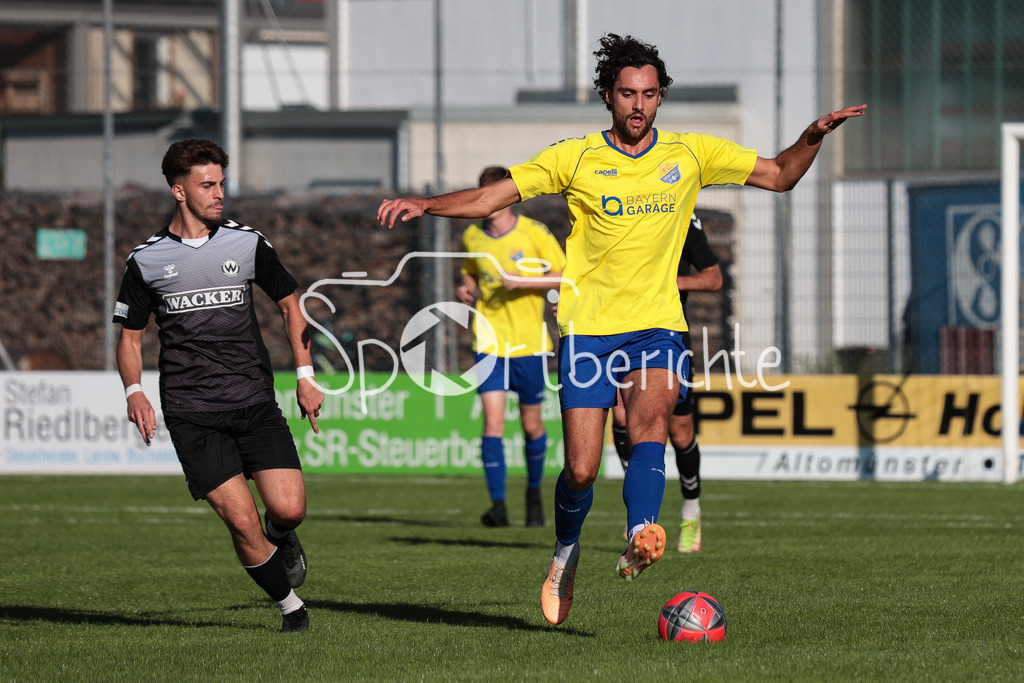 FC Pipinsried - SV Wacker Burghausen | Edin HYSENI (SVW #18) im Duell mit Kevin GUTIA (FCP #7)