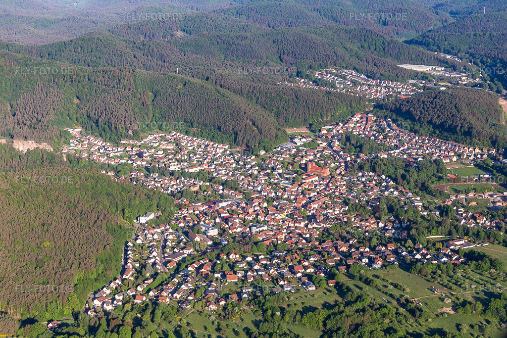 Luftbild:  in Hauenstein im Bundesland Rheinland-Pfalz in Deutschland. – Foto: IMG_131392.jpg vom 14.05.2022 durch Werner Riehm/FLY-FOTO.de – Auflösung des Originals: 4522 x 3015 px – Luftkurort Hauenstein | Heimat zum Lieben