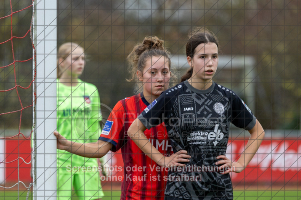 20251115_142941_0196 | #,1.FC Donzdorf (schwarz) vs. 1.FC Heidenheim (rot), Fussball, EnBW-Oberliga B -Juniorinnen, 10. Spieltag, Saison 2025/2026, Rasenplatz, Lautertal Stadion, Süßener Straße 16, 73072 Donzdorf, 15.11.2025 - 14:00 Uhr,Foto: PhotoPeet-Sportfotografie/Peter Harich
