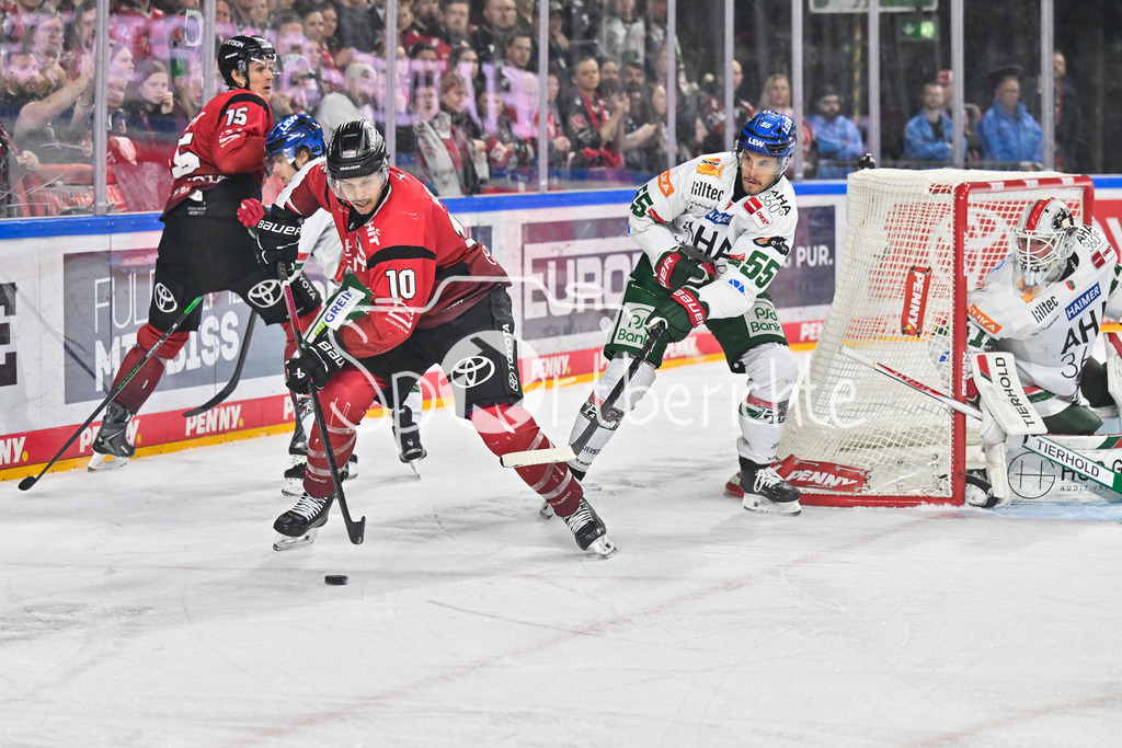 Kölner Haie - Augsburger Panther | KÖLN, DEUTSCHLAND - 04. MÄRZ: im Duell Tanner KERO (Kölner Haie 10) und Ryan BUTTON (Augsburger Panther 55) während dem Match zwischen den Kölner Haien und den Augsburger Panthern am 48. Spieltag der Penny DEL in der Lanxess Arena