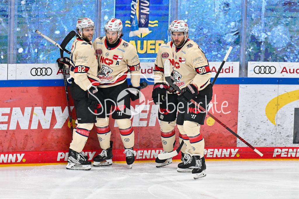 ERC Ingolstadt - Nuernberg Ice Tigers | Jubel der Gaeste nach dem Treffer zum 2-2 durch Evan BARRATT (Nuernberg Ice Tigers 10) / Tor / Torschuetze / Freude / Happy / DEL: ERC Ingolstadt - Nuernberg Ice Tigers, Saturn Arena am 21.03.2025