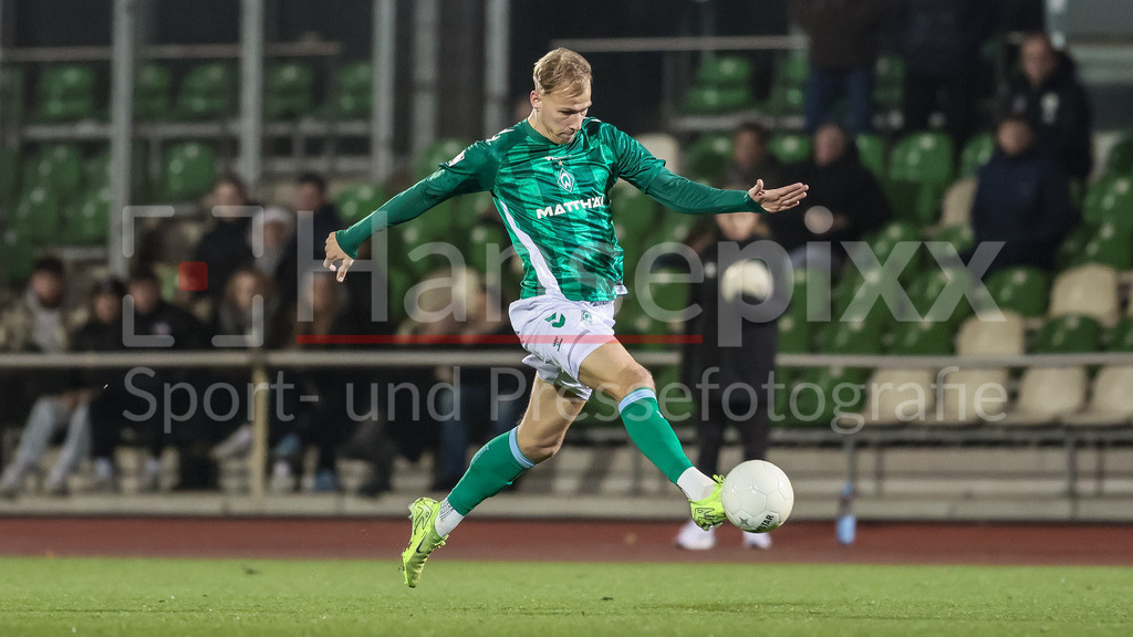 Fussball, Regionalliga Nord, SV Werder Bremen II - TSV Havelse | v.li.: Jannic Ehlers (SV Werder Bremen II, 9) am Ball, Freisteller, Einzelbild, Ganzkörper, Aktion, Action, Spielszene