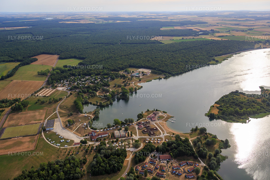 Aerial view: Aire de camping-cars confort Heudicourt, Village des Gîtes et Camping d'Heudicourt du lac de Madine in Heudicourt-sous-les-Côtes in the state Meuse, France. – Photo: IMG_083319.jpg taken on 07/12/2015 by Werner Riehm/FLY-FOTO.com – Resolution of the original: 5472 x 3648 px – Lac de Madine – Votre base de loisirs en Lorraine – Le Village de gîtes | Lac de Madine – Votre base de loisirs en Lorraine – Camping | Lac de Madine – Votre base de loisirs en Lorraine