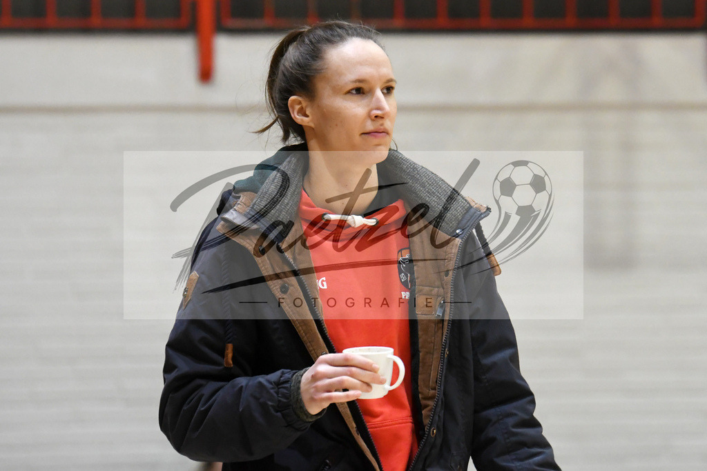 20200209_PAOEBS_0003 | Basketball, Frauen: Co-Trainerin / Assistant Coach Kata Takacs (Panthers Academy Osnabrueck) schaut waehrend des Spiels der 2. DBBL zwischen Panthers Academy Osnabrueck und Eintracht Braunschweig im datos – home of the panthers am 09.02.2020 in Osnabrueck, Deutschland. - Realisiert mit Pictrs.com