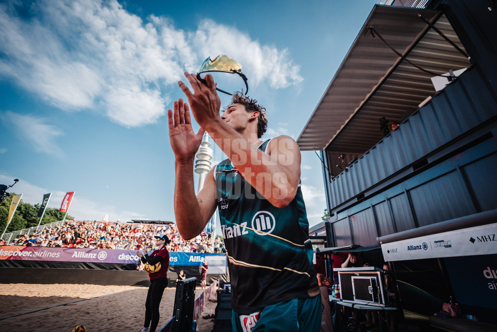 Beachvolleyball | Männer | Allianz German Beach Tour 2025 | Tourstop München | 05.07.2025 | Hennes Nissen läuft ins Stadion ein