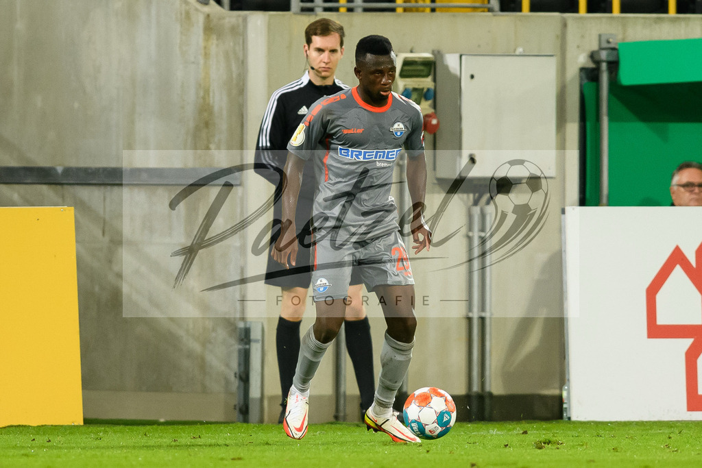 DREPAD20210806_132 | Fussball, Herren: Jamilu Collins (SC Paderborn 07) in Aktion, am Ball, Einzelaktion beim Spiel der 1. Runde im DFB-Pokal zwischen SG Dynamo Dresden und SC Paderborn 07 im Rudolf-Harbig-Stadion am 06.08.2021 in Dresden, Deutschland.DFB / DFL REGULATIONS PROHIBIT ANY USE OF PHOTOGRAPHS AS IMAGE SEQUENCES AND/OR QUASI-VIDEO. - Realisiert mit Pictrs.com