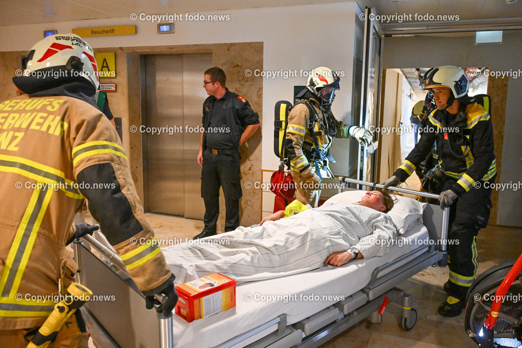 Krankenhaus der Barmherzigen Brueder_ Katastrophenuebung_ 12.06.2024-27 | 12.06.2024, Linz, AUT, Krankenhaus der Barmherzigen Brueder, Katastrophenuebung, im Bild Einsatzkraefte, Rettung der Patienten und Besucher, Feuerwehr, Aerzte, Personal