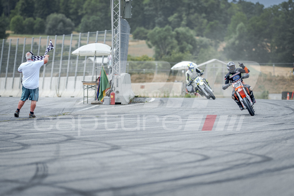 SuperMoto_Staatsmeisterschaft_Fuglau-884 | GRIPcapture steht für authentische Sportfotografie in Österreich – für Momente, die mehr sind als Geschwindigkeit oder Ergebnis. Es geht um Emotion, Spannung, Fokus und den Augenblick, der oft nur einen Wimpernschlag dauert.Ob Motorsport, Teamsport oder 