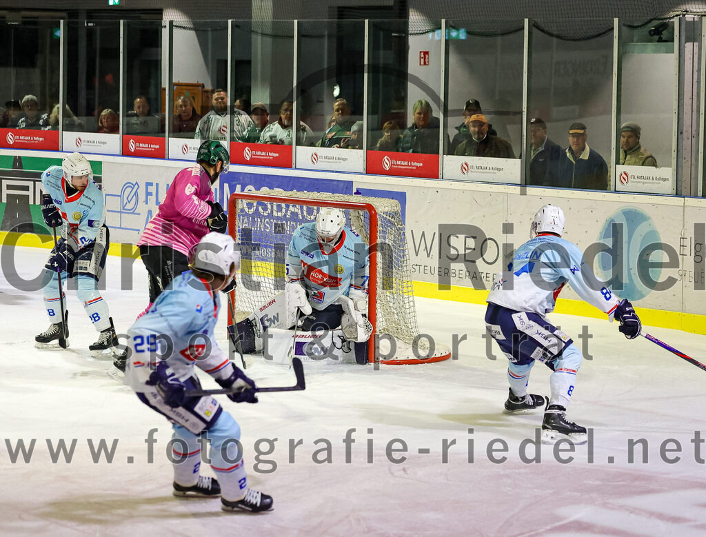 2025-10-05_140_TSV_Erding_gegen_Heilbronner_Falken | Erding, Deutschland, 05.10.2025:Eishockey, Oberliga Süd 2025 / 2026, 6. Spieltag, TSV Erding gegen Heilbronner Falken, Endergebnis: 3:1Lars Schiller (Heilbronner Falken, #28), Maximilian Forster (Erding Gladiators, #81), Torwart Franz Jokinen (Heilbronner Falken, #75), Malte Krenzlin (Heilbronner Falken, #84)Foto: Christian Riedel / fotografie-riedel.net